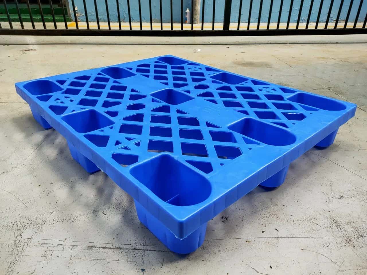 Pallet Nhựa Chân Cốc