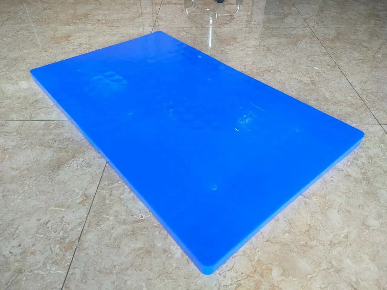 Pallet Nhựa Lót Sàn Không Chân Mặt Bít
